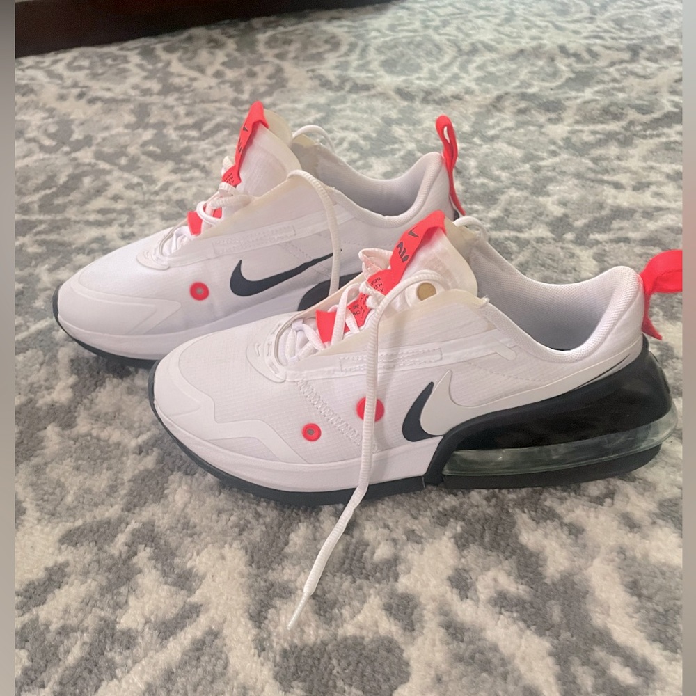 Women’s size 6 Nike air max UP